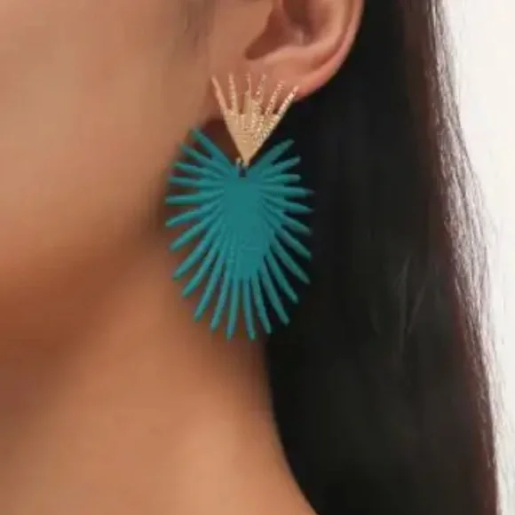 🌟 Green Leaf Big Earrings - Picture 2 of 3